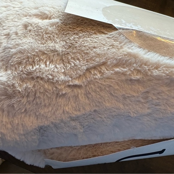 Luxurious Cream Faux Fur Throw Blanket - Picture 1 of 4